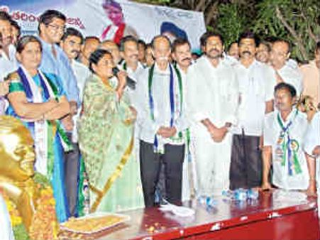 మాతో వస్తే కష్టాలు: విజయమ్మ, జగన్ పార్టీలోకి వనిత