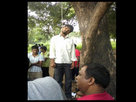 తెలంగాణ: ఆర్ట్స్‌కాలేజివద్ద ఉరేసుకున్న విద్యార్థి, ఉద్రిక్తం