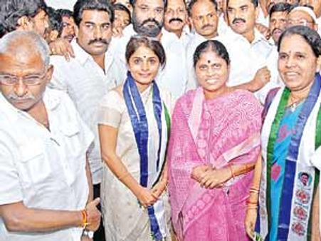 వైయస్ జగన్ పార్టీలోకి మల్లు స్వరాజ్యం కూతురు