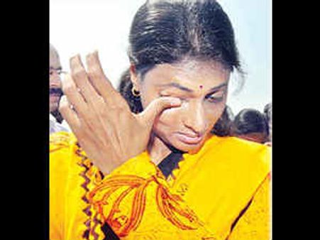 కన్నీరు పెట్టిన షర్మిల: మన్మోహన్‌కు విజయమ్మ లేఖ