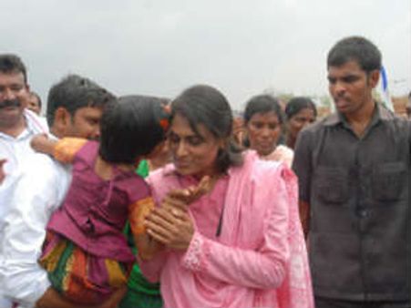  మజ్లీస్‌కు షర్మిల అభినందనలు, బాబుపై దూకుడు