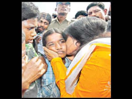  షర్మిల యాత్ర: ఊరడింపులు, పలకరింపులు, ముచ్చెట్లు