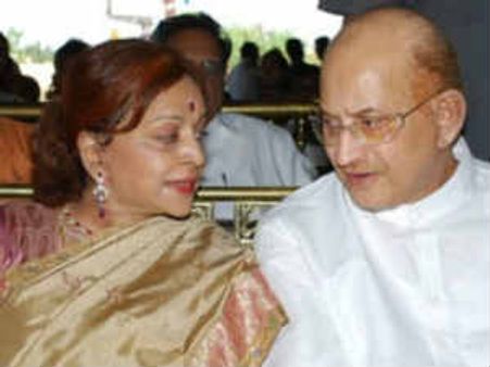 భూమి: కృష్ణ దంపతులకు బాబు, వైయస్ ఫేవర్