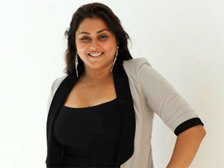 బిజెపిలోకి అందాల నటి నమిత: సినిమాలకు స్వస్తి?