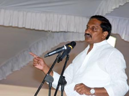 హంద్రీనీవాను ప్రారంభించిన కిరణ్: మొదట 2 జిల్లాలకే