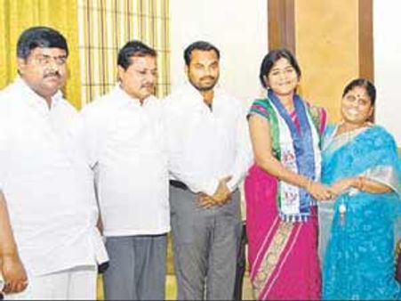 వైయస్ జగన్ పార్టీలోకి న్యూస్ రీడర్ రాణీ రుద్రమ