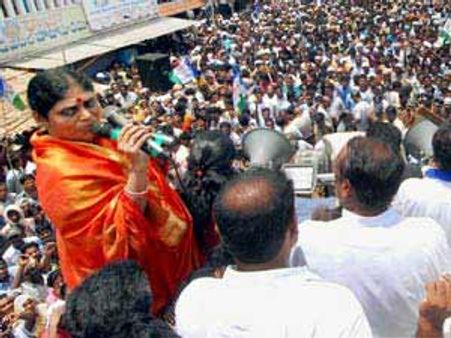 వైయస్ విజయమ్మ సభలో తొక్కిసలాట: ఒకరి మృతి