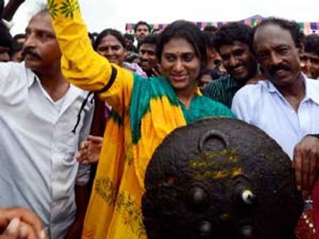 షర్మిలకు తెలంగాణ సెగ: వైయస్సార్సీపి దాడి, ఉద్రిక్తత