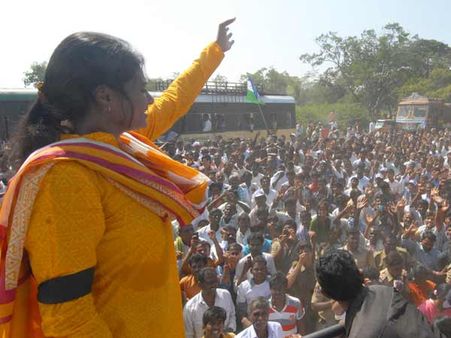 కెసిఆర్! ఏంచేశావ్, కాళ్లుపట్టుకొని సారీ చెప్తావా: షర్మిల