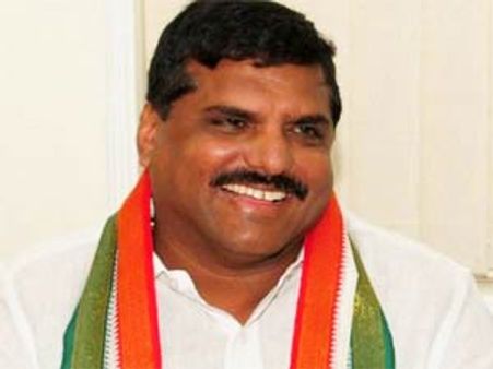 డబ్బు మదంతో యాత్ర: జగన్‌పై బొత్స, కిరణ్ సైలెన్స్!