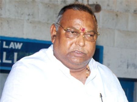 వంద ఎకరాలు ఇస్తా, మార్పు ఉత్త ప్రచారం: రాయపాటి