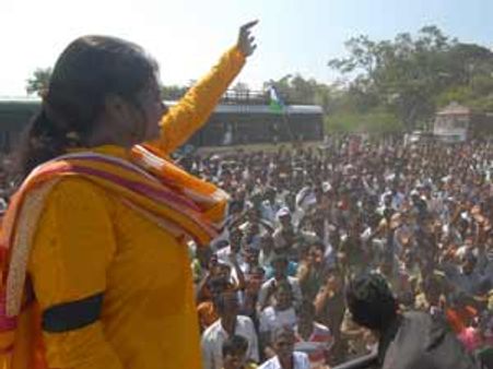24గంటల్లో 28 బృందాలు, చిరు మంచం కింద..: షర్మిల