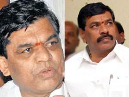 ఇద్దరు మంత్రుల కొడుకులపై యువజన కాంగ్రెస్ వేటు