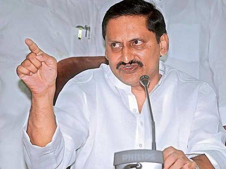 సీనియర్లతో కిరణ్ ఢీ: డిఎల్‌కువార్నింగ్, పెద్దిరెడ్డి డోంట్‌కేర్