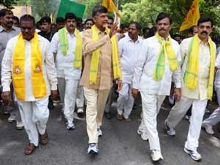 అవినీతి సొమ్ముతో టివి పెట్టి: కెసిఆర్, జగన్‌పై బాబు