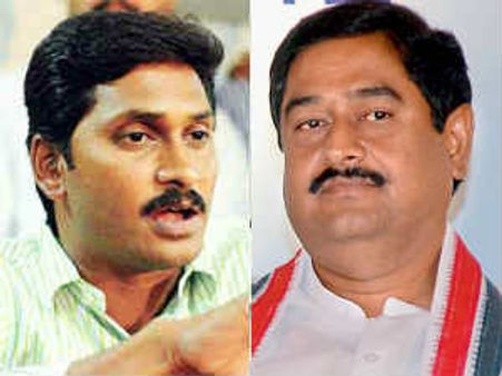 మోపిదేవితో జగన్ మాటామంతి: ధర్మానతో దూరం