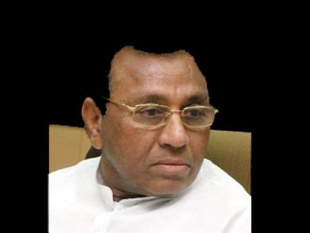 వైయస్ జగన్ పార్టీ ఎంపీ, కొడుకుపై చీటింగ్ కేసు