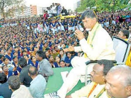 ట్రిపుల్ ఐటి స్టూడెంట్స్‌తో బాబు: 'కాబోయే సిఎం' స్లోగన్స్