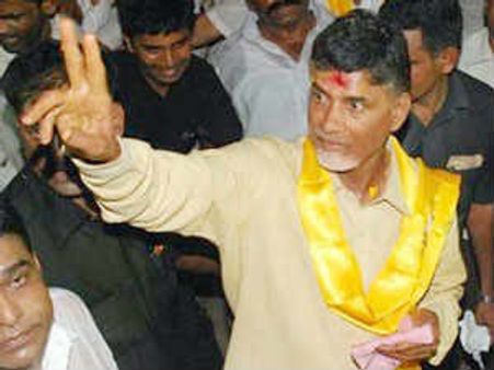 బాబుకు రక్షణగా మాజీ మహిళా నక్సలైట్