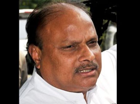  జంప్‌లకు కేంద్రంగా జైలు: జగన్‌పై యనమల, ఒక్కరినే