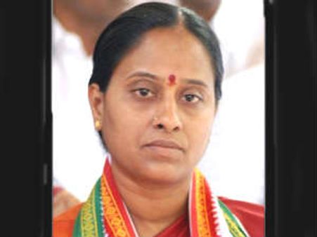 జగన్ పార్టీ జెండాలు: కొండా సురేఖ ఇంటి ముట్టడి