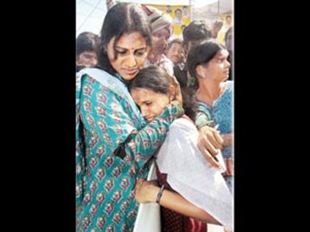 బెణికిన కాలు: షర్మిల విశ్రాంతి, పాదయాత్రకు బ్రేక్