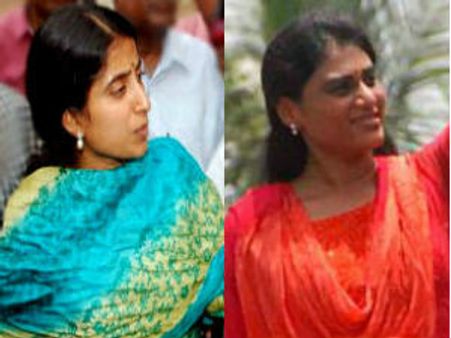 షర్మిల కాలికి గాయం: కలిసిన జగన్ సతీమణి భారతి