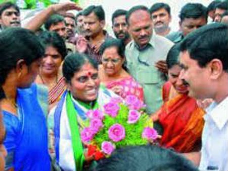 జగన్‌కు మీ గురించి చెప్తా, చిరుకు అది గిఫ్ట్: విజయమ్మ