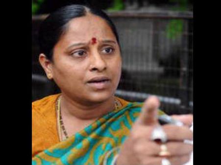  కెసిఆర్ ఫ్యామిలీ ఆత్మహత్య చేసుకుంటే: సురేఖ
