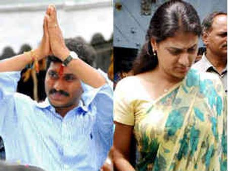 షర్మిలకు ఆదరణ: జగన్‌పార్టీ జీర్ణించుకోలేదా?