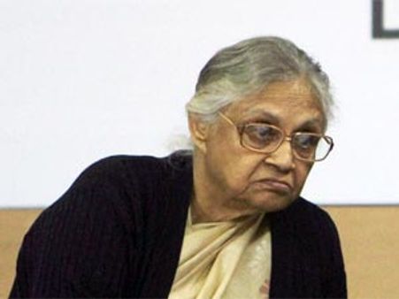 గ్యాంగ్ రేప్: అట్టుడుకుతున్న ఢిల్లీ, సిఎం ఇంటి ముట్టడి