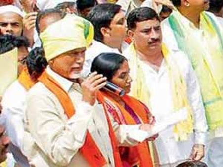 బాబుకు తెలంగాణ సెగ, ఉద్రిక్తత: నచ్చజెప్పిన అధినేత