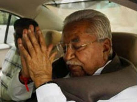 విశ్వధర్‌లో కేశూభాయ్ పటేల్ లీడ్: మోడీ విజయం