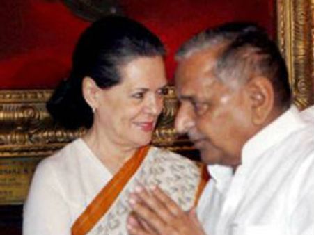 ఎంపీ పైకి దూసుకెళ్లిన సోనియా: కొట్టారని ములాయం