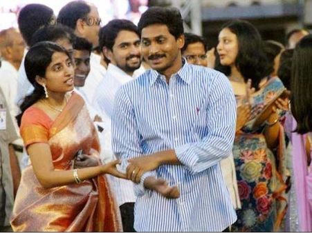 జగన్‌ను కల్సిన ఫ్యామిలీ: జైలు వద్ద సందడి, వేడుకలు