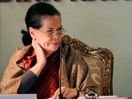 గ్యాంగ్ రేప్: న్యాయంపై సోనియా హామీ, తగ్గని ఆందోళన