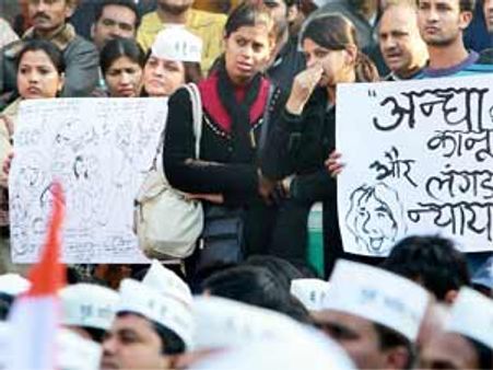 గ్యాంగ్ రేప్: ఫ్యామిలీకి రూ.15 లక్షల పరిహారం, ఉద్యోగం