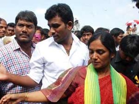 హత్యాయత్నకుట్ర: పరిటాల శ్రీరామ్‌పై కేస్, ఇరికించారు: సునీత