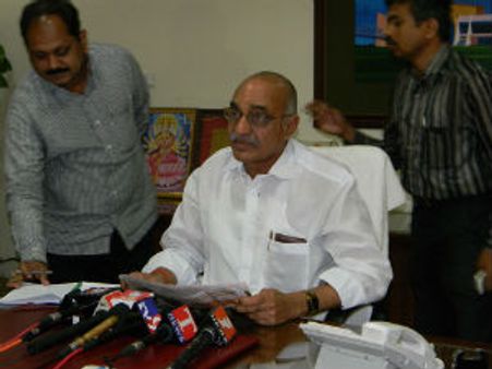 లంచం ఆరోపణలు: చిక్కుల్లో మంత్రి రాంరెడ్డి వెంకటరెడ్డి