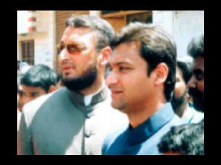 అసదుద్దీన్ నివాసంపై దాడి: అక్బర్ శరీరంలో తూటా