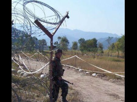 జవాన్ల తలలు నరికి..: పాక్ సైన్యం ఘాతుకం, ఖండన