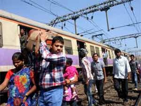 పదేళ్ల తర్వాత పెరిగిన రైలు ఛార్జీలు: 21 నుండి అమలు