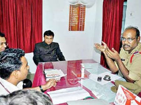 సిడి చూపిస్తూ3గం.అక్బర్ విచారణ: చలాకిగా,నవ్వుతూ