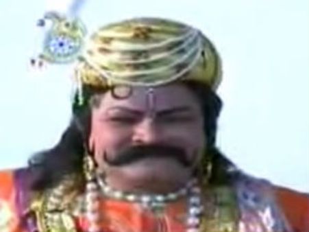  రాయలుగా కన్నా కెవ్వుకేక: తుపాకీతో చిరంజీవి సరదా