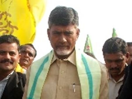 ఆంధ్రలోకి బాబు: తాకని సమైక్య సెగ, లగడపాటి సీనే