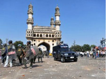  పాతబస్తీ నిర్మానుష్యం: అక్బర్ రిమాండ్ పొడగింపు