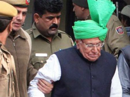 హర్యానా మాజీ సిఎంకు, కొడుకుకు పదేళ్ల జైలు: ఉద్రిక్తం