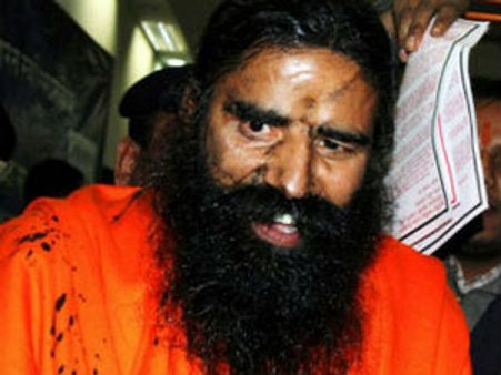 ఇంక్‌చల్లిన వ్యక్తిని క్షమించిన రామ్‌దేవ్, పాదాభివందనం