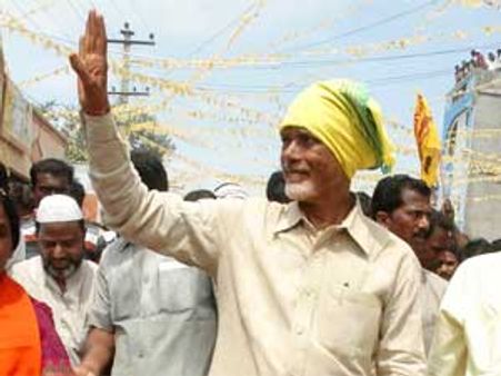 కాలు నొప్పితో చంద్రబాబు: జగన్‌తో కుమ్మక్కంటూ ఫైర్