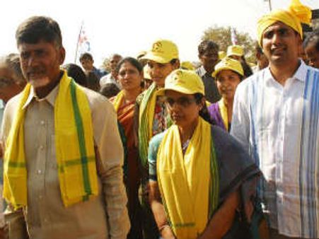 బాబు పాదయాత్రలో భార్య భువనేశ్వరి, నారా లోకేష్